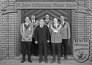 Aber auch auf Ehrenmitglieder wollte man nicht verzichten. So wurde Heinz Bihn 1987 zum ersten Ehrenmitglied des Offizierszuges. Ihm folgten über die Jahre Hans- Joachim Karasch und Heinz-Josef Pape.