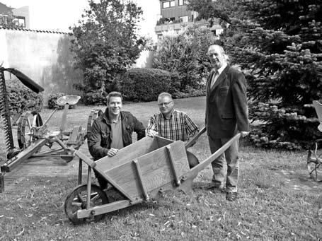 Vorsitzenden Peter Berghausen hat er in seiner Freizeit eine neue Schubkarre