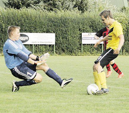 12 Sport Montag, 27. August 2012 Gaulke vom Punkt aus mit Pech Die erinnen des ESV Eintracht Hameln haben in der Landesliga beim Lokalrivalen SC Diedersen mit 2:0 (0:0) gewonnen.