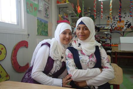 Mariam und Bayan Mariam (links) ist 13 Jahre alt und kam vor 3,5 Jahren nach Jordanien. Sie lebt mit ihrer Mutter, ihrem Vater und 3 Geschwistern (2 Brüder und 1 Schwester) im Azraq Flüchtlingscamp.