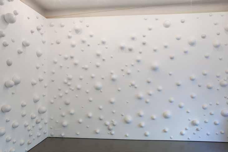 Einblick in die Ausstellung Bubble & Squeak Installation Intrusion, Keramik und
