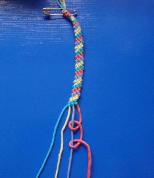 Arbeitsauftrag 2: Fertige auch eine Knüpfprobe mit links geknüpften Knoten : Wenn du mit dem äußersten rechten Faden (= rot) als Arbeitsfaden