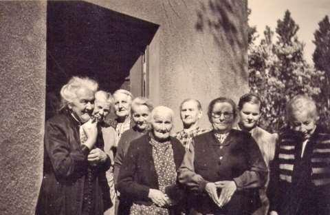 Familie Heinisch wohnte 1954 waren es die Franziskanerinnen und 18 Frauen aus dem Altenheim neben einigen Hausangestellten und Kindern, die an den Werktagen