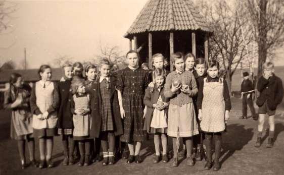Heimkinder 1950, vor dem Turm der Liegehalle.