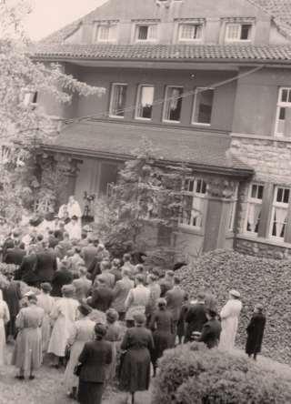 Rosenmontag 1953 VORPLANUNGEN ZUM BAU DER ST.-ELISABETH-KIRCHE Die Hauskapelle der Franziskanerinnen konnte die sonn- und feiertäglichen Gottesdienstbesucher bald nicht mehr fassen.