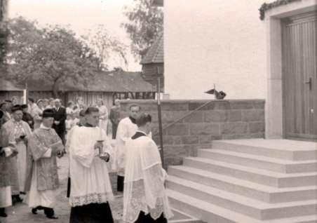 BENEDIKTION Die Benediktion der St.- Elisabeth-Kirche erfolgte am 17. Juni 1956 durch Dechant Heinrich Sunder. Vieles von den Inneneinrichtungen fehlte noch.