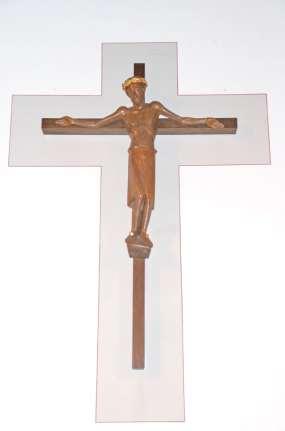 KRUZIFIX AUS DEM CHORRAUM Pfarrvikar Redemann hat mit dem Künstler die Ausführung des Kreuzes festgelegt, sein Wunsch war es, Jesus am Kreuz mit segneten Händen.
