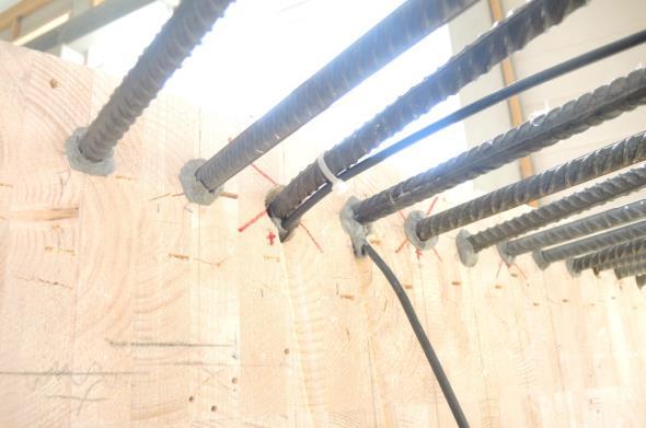 Aufgrund der frei wählbaren Ausformung des Stahlbetonprofils zwischen Widerlager und Hauptträger kann das Holz-Haupttragwerk stets mit ausreichendem Abstand zur Geländeoberfläche ausgeführt werden,