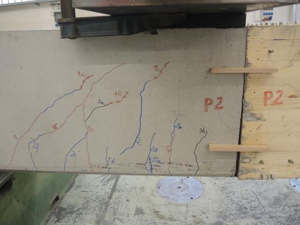 wurde, ist zum einen die Klaffung der Holz-Beton-Fuge im Biegezugbereich sowie die typische Rissbildung im Stahlbetonbereich zu sehen.