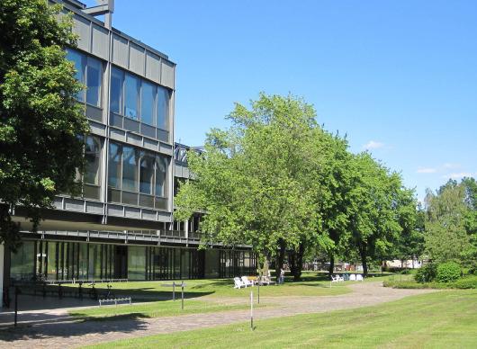Einführung Helmut-Schmidt-Universität Gründung: Studienbetrieb: Auftrag: Fakultäten: 1973, UniBw in
