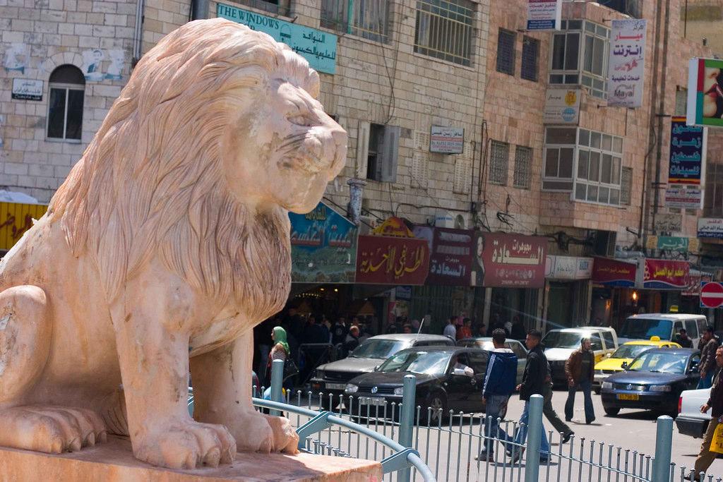 Löwenbrunnen, Ramallah Im Anschluss unternehmen wir eine Stadtrundfahrt in Ramallah, erhalten Erläuterungen zu den?flüchtlingslagern? und spazieren um den Löwenbrunnen im Zentrum.