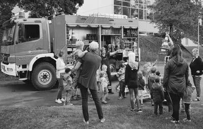 12 INFORMATIONEN DER FEUERWEHREN Kindergärten zu Besuch bei der Feuerwehr Im Rahmen der Brandschutzerziehung hat die freiwillige Feuerwehr Markt Mömbris die beiden ortsansässigen Kindergärten auch in
