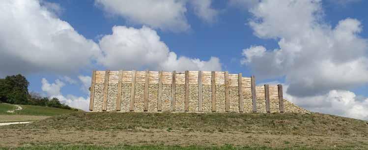 Bopfingen, die rekonstruierte spätkeltische Pfostenschlitzmauer umgab in 2,4 km Länge den keltischen Fürstensitz Ipf. Foto: B.