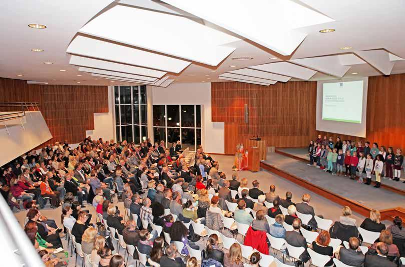 Teilnehmerinnen und Teilnehmer der fünften Bildungskonferenz im Jahr 2015 ( Bildung ohne Grenzen Flüchtlinge und Zuwanderer in der Bildungsregion Ostalb ).