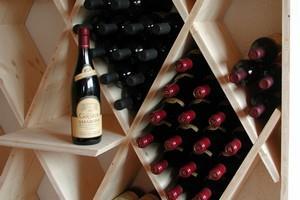 NATÜRLICHE MATERIALIEN Die Wein- und Tablarregale werden in Fichte (Tanne) massiv hergestellt.
