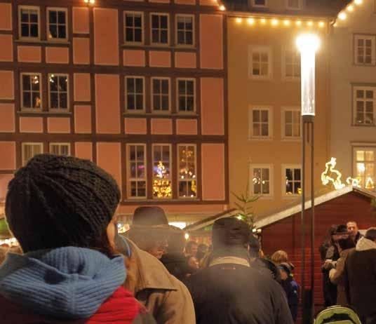 Eine feierliche Atmosphäre umhüllt den Marktplatz, in dessen Mitte der goldene Löwe thront und das Treiben beobachtet an den Ständen, die ausschließlich qualitativ hochwertige Weihnachtsartikel