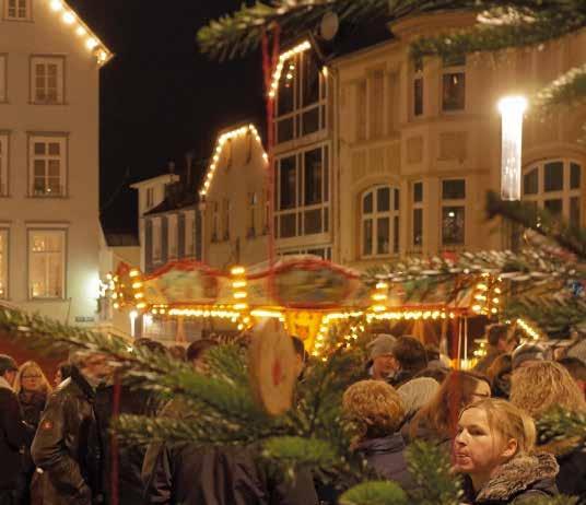 Offenes Adventsingen 17. Dezember 2017 Der Schlosskirchenchor lädt zum Hören und (Mit-)Singen ein Schon seit vielen Jahren begeistert das offene Adventssingen die Besucher des Weihnachtsmarktes.