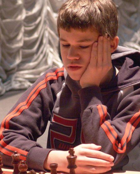 Der kleine Großmeister im Schach: Magnus Carlsen ist mit 15 Jahren WM-Kandidat Von Martin Breutigam Berlin - Sein Trainer hält ihn für einen Wunderjungen, die Washington Post hat ihn zum Mozart des