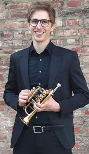 Mit 24 Jahren wurde er erster Trompeter im Heeresmusikkorps 10 in Ulm und spielte in verschiedenen Showbands.