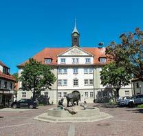 Vom Treffpunkt bei der Öchsle-Bahn geht es über den Marktplatz, vorbei am prächtigen Rathaus hinauf zum Klosterberg.