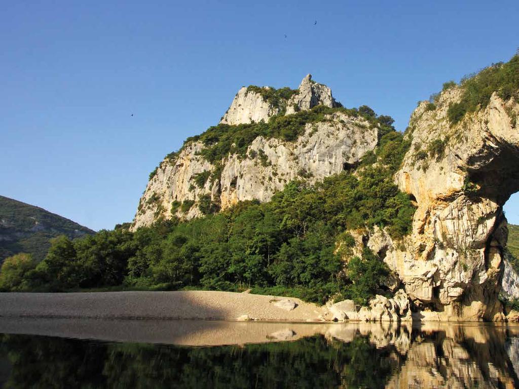 arbö-reisentrips DER PONT D ARC spannt sich mit 60 Meter Breite über die Gorges de l Ardèche, der Fluss lädt zu spektakulären Badefreuden und Kanutouren ein. Wo Steine zum Leben erwachen Frankreich.