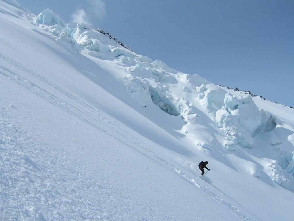 Heliski auf Kamtschatka ist jedoch nicht immer nur Pulverschnee, sondern heisst Skifahren in unverspurtem Schnee. Sie müssen auch mit schlechten Verhältnissen wie z.b.