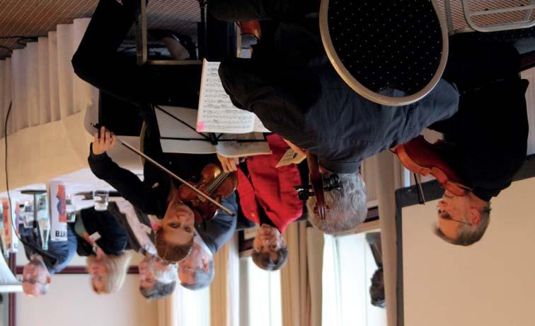 Mitgliederversammlung oben: Musikalische Untermalung sorgten Veronica Wehling (Violine), Ulrich Roterberg (Violoncello) und Christoph Aisslinger (Bratsche, vorne v. l. n. r.). rechts: Die Verleihung der Ehrenurkunde an Heiner Küpper (l).