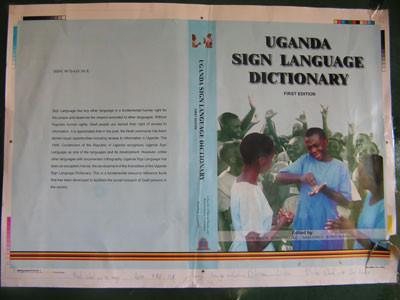 Weiter besuchten sie zwei Berufsschulen für Gehörlose. Zum einen die Schule "Uganda Society for the Deaf", in der 80 gehörlose Schüler als Schreiner, Maurer oder Schneider ausgebildet werden.