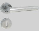 2 Innengarnitur Quadro Si-Rosette Round SOLID STAINLESS STEEL ComTür stainless steel door fittings are indestructible, minimalist and timeless at the same time.