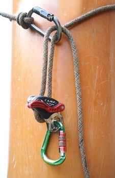 1 - Seite 8) Beim Steigen hängt der Seilsack seitlich, das Abseilgerät vorne im Gurt. Wenn du auf den Ring verzichtest, sparst du etwas Platz. Das Seil dazwischen kann evtl.