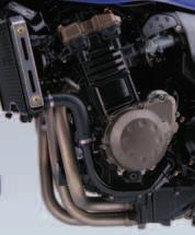 Rot 1 MOTOR Den Antrieb übernimmt ein flüssigkeitsgekühlter 4-Zylinder-Motor mit 748-cm 3 und 16 Ventilen.