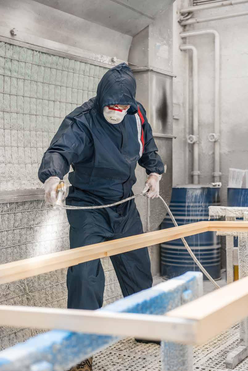 Herstellung Holzfenster Zuschnitt und Hobeln Bohren und Leimen Schleifen und Lackieren Herstellung Alu-/ PVC-Fenster Zuschnitt Verstärkung