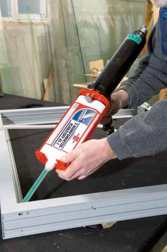 Herstellung Holzfenster Zuschnitt und Hobeln Bohren und Leimen Schleifen und Lackieren Herstellung Alu-/ PVC-Fenster Zuschnitt Verstärkung einbringen Verschweißen und