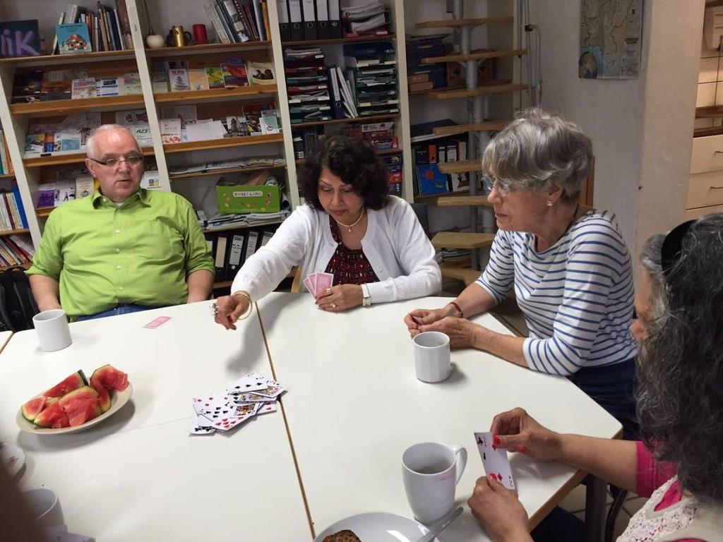 Zusammen Spielen Die TeilnehmerInnen des Spielenachmittags flüchteten sich vor den hohen Außentemperaturen ins Innere der IIK und verbrachten den Nachmittag mit einem Kartenspiel.
