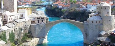 Am Abend beziehen wir die Kabinen auf der Fähre und geniessen die Überfahrt nach Split. Tag 4 Prizren Road-Day Brücke von Mostar 2 Übernachtungen Am Morgen treffen wir in der Hafenstadt Split ein.