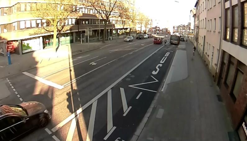 Haltestelle Stadtverwaltung Radfahrer überholt haltenden Bus / Pkw