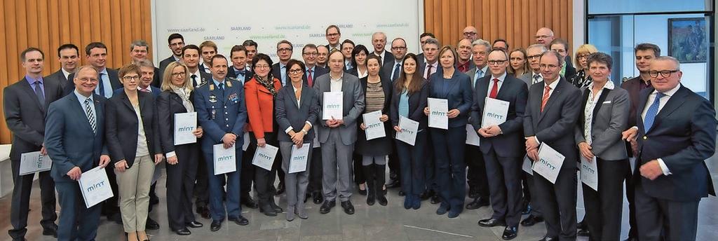Staatskanzlei in Saarbrücken am 8. Februar insgesamt 45 engagierte Bürgerinnen und Bürger des Landes als neue MINT-Botschafter und MINT-Botschafterinnen ausgezeichnet.