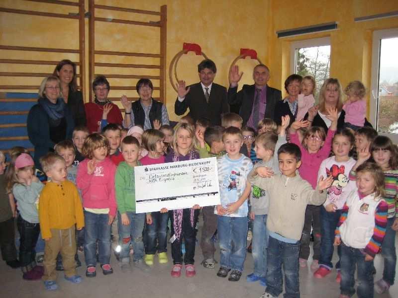 Spendenübergabe Dr.Schär Die Kinder der KITA Fliegenpilz freuen sich über ein vorzeitiges Weihnachtsgeschenk der Firma Dr.Schär, die der Einrichtung erneut eine großzügige Spende von 1500 Euro macht.