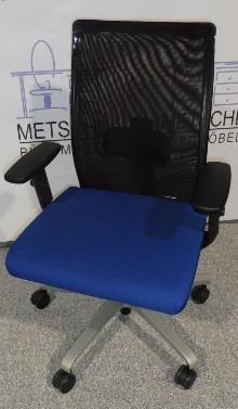 YB009 schwarz Position: 79 TRINITY Art: Bürostuhl mit Armlehnen und