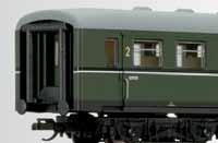 Diesellokomotive BR 110 mit zwei E5-Wagen