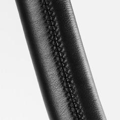 schwarzem Leder mit vernähtem Kreuzstich (MM 0021) Gesamttiefe (MM 0501, MM 0601): 605 mm Stapelschutz Gesamttiefe (MM L601): 610 mm Für Abmessungen mit 30 mm Polsterung entnehmen Sie bitte die Daten