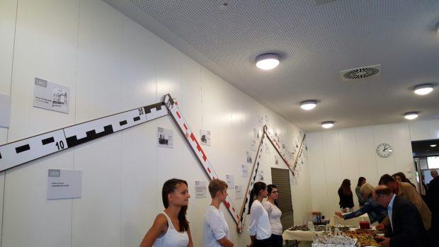 Die staatliche Technikerakademie hat eine lange Geschichte, die anhand eines Zeitstrahls aufgezeigt wurde. Foto: privat Bis 1970 stand laut Habermehl noch der manuelle Entwurf an wichtigster Stelle.