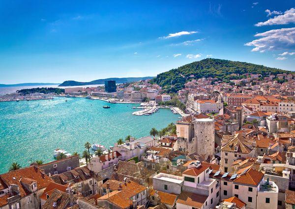 Informationen zur Destination Dalmatien Die langgezogene Festlandküste Dalmatiens erstreckt sich über knapp 400km von Zadar im Norden nach Dubrovnik im Süden und beherbergt zahlreiche