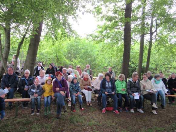 Ökumene Ökumenischer Waldgottesdienst am Pfingstmontag Trotz Regen und Kälte waren viele Besucher gekommen, um miteinander
