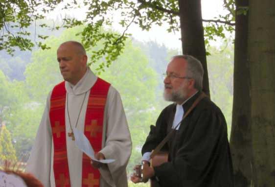 In diesem Jahr wurde der traditionelle Waldgottesdienst erstmals am Pfingstmontag mit den Pfarrern Legler, Assauer und