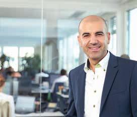 10 TITELTHEMA Interview mit Amir Roughani Über die Zukunft erneuerbarer Energien AMIR ROUGHANI ist Unternehmer, Entrepreneur des Jahres 2014 und leidenschaftlicher Kämpfer für erneuerbare Energien.