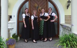 Musikverein gestärkt. In Kooperation mit der VR-Bank Würzburg hat die Dorfmusik Fuchsstadt e.v. nun ein Crowdfunding-Projekt gestartet, um die bisherige Tracht der Damen durch neue, moderne Dirndl zu ersetzen.