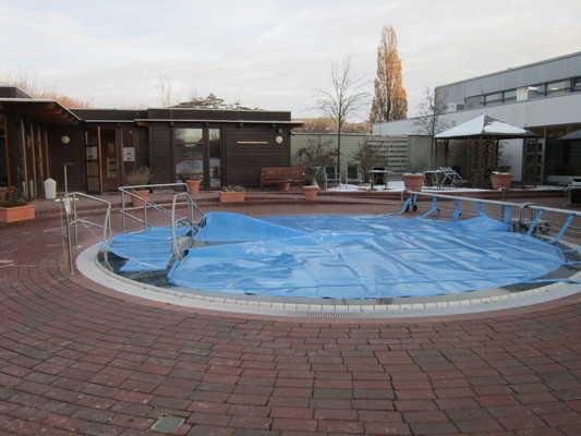Schwimmbecken außen im Saunagarten Schwimmbad Das Becken befindet sich im