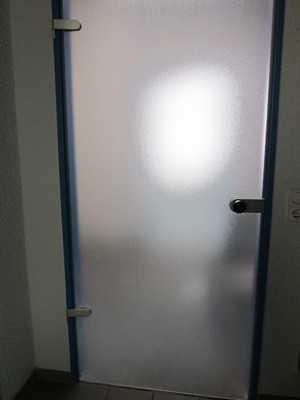 ) geöffnet. Die Tür bzw. der Türrahmen ist visuell kontrastreich zur Umgebung abgesetzt.