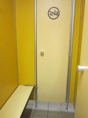 In der Sammelumkleidekabine ist ein Duschbereich mit Schwingtüren integriert. Fläche des Duschbereichs: 360 cm x 180 cm, keine Haltegriffe vorhanden.